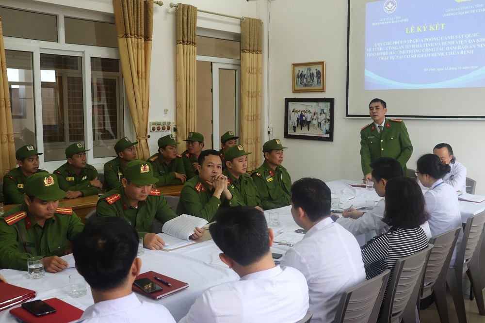 Thiếu tá Nguyễn Đình Công – Phó trưởng Phòng Cảnh sát QLHC về TTXH - Công an Hà Tĩnh phát biểu đánh giá tại buổi ký kết