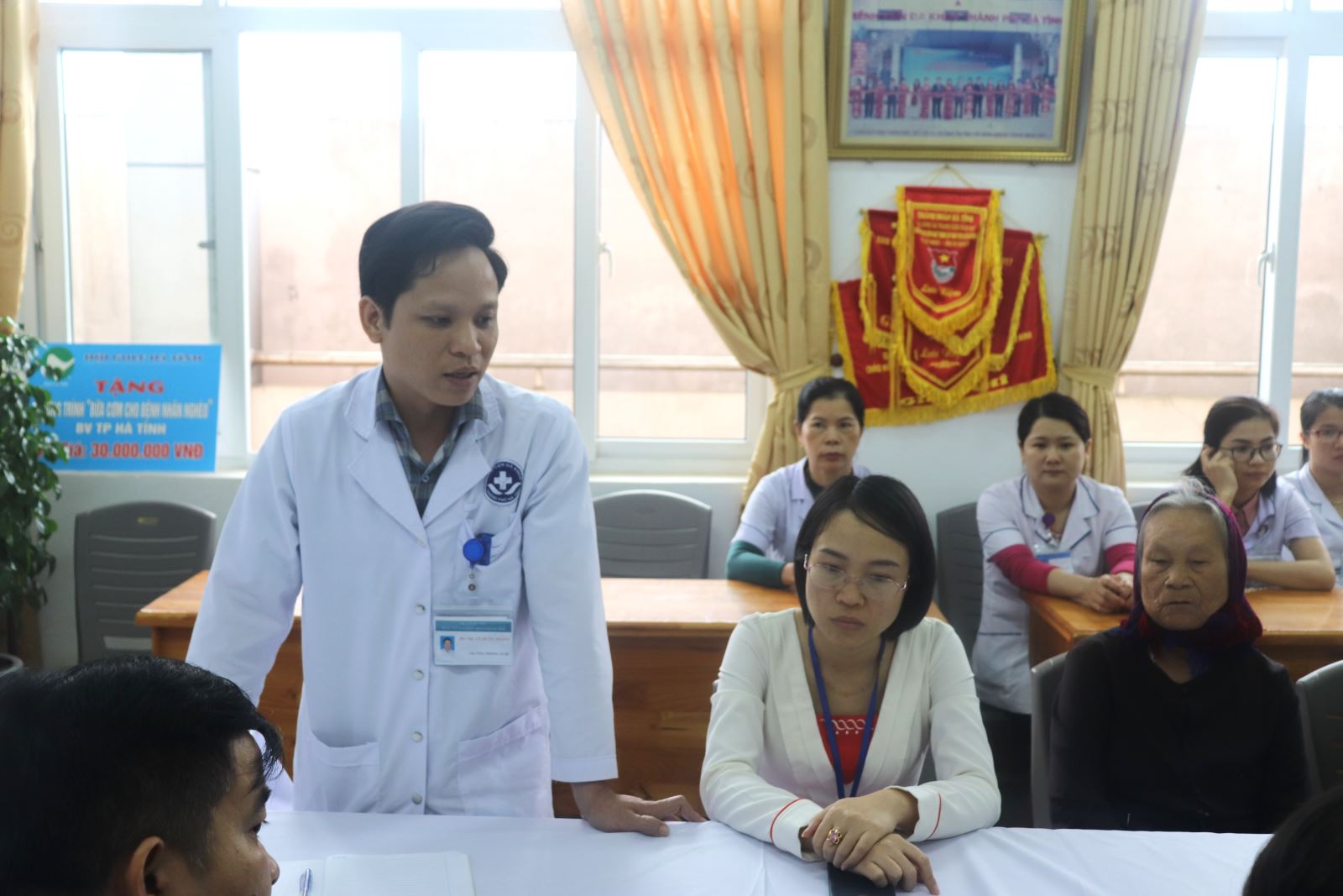    Thay mặt Ban lãnh đạo Bệnh viện đa khoa thành phố Hà Tĩnh, Bác sĩ Lê Quân Thành - Trưởng phòng TCHC đã vui mừng tiếp nhận tấm lòng hảo tâm của các đồng chí Chi bộ Cục thống kê Hà Tĩnh.