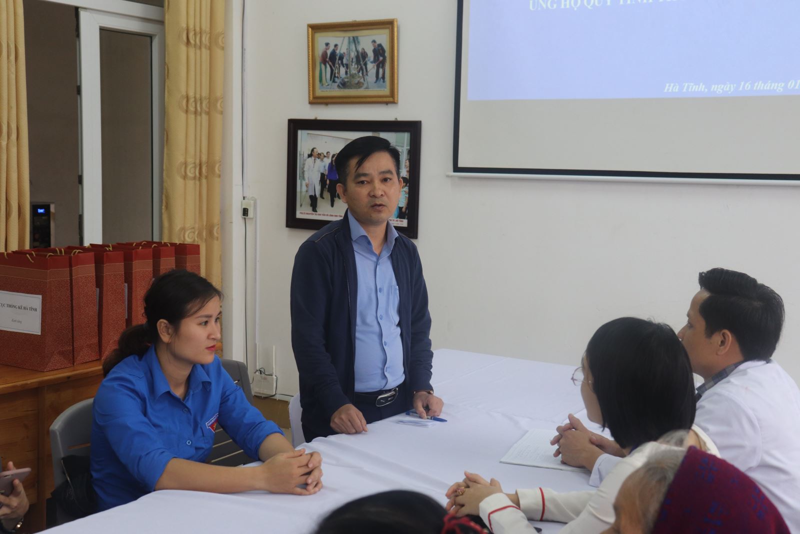  Đồng chí Trần Hoài Nam – Phó bí thư chi bộ Cục thống kê Hà Tĩnh gửi lời cảm ơn đến Bệnh viện đa khoa thành phố đã làm cầu nối để các nhà hảo tâm có cơ hội tiếp cận và giúp đỡ những bệnh nhân có hoàn cảnh đặc biệt.