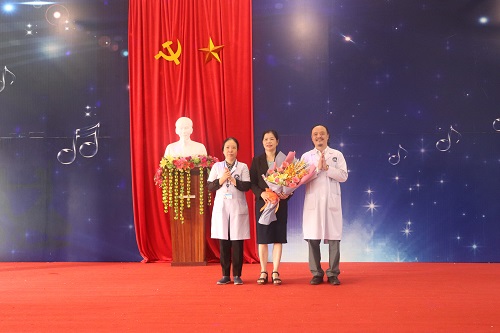 Bệnh viện gặp mặt, tặng hoa chia tay đồng chí Nguyễn Thị Kim Liên - Điều dưỡng khoa Sản nhận quyết định về hưu từ tháng 2/2020.