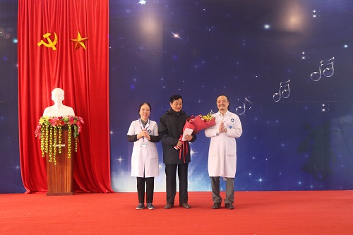  Bệnh viện tặng hoa cảm ơn Bác sĩ CKI Nguyễn Đình Quế - Nguyên Trưởng khoa Gây mê hồi sức Bệnh viện Tỉnh 