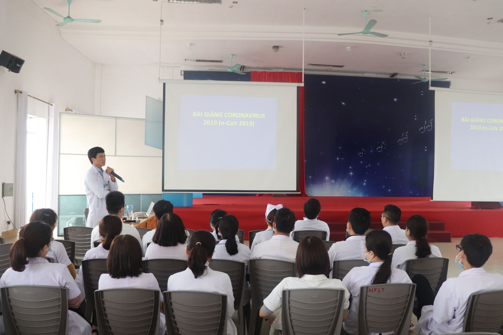 Thạc sỹ, Bác sỹ Nguyễn Tiến Vũ chủ trì, chia sẻ tập huấn phòng chống dịch viêm đường hô hấp do virus Corona.