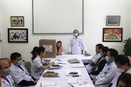 Bác sĩ Trần Nguyên Phú - Giám đốc bệnh viện cảm ơn tinh thần thiện nguyện của Công ty Tân Hòa Phát.