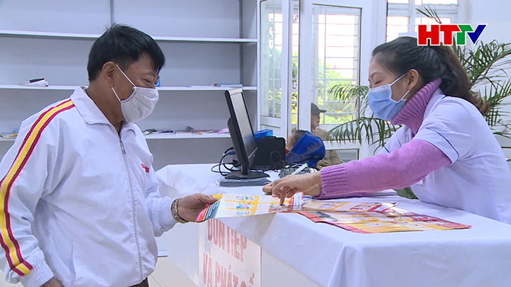 Nhân viên y tê, Bệnh viện Đa khoa thành phố Hà Tĩnh phát tờ rơi phòng chống viruts Corona (nCoV)